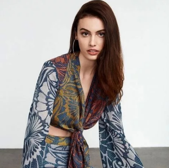 BCBGMaxAzria Tops - Bcbg Floral Cam Cropped Top